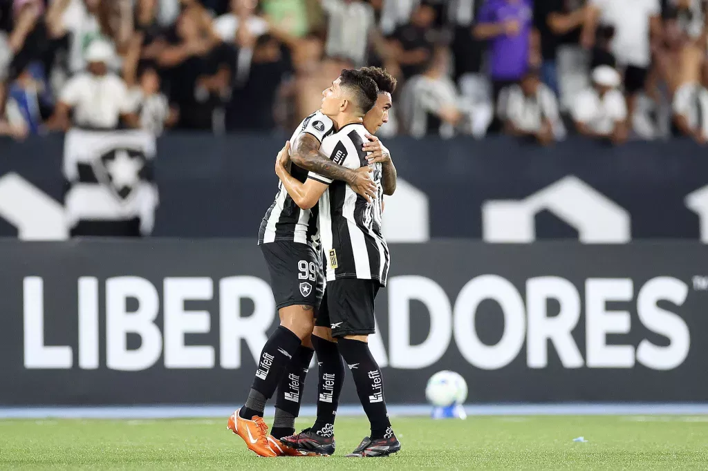 Com um a menos, Botafogo vence Universidad no sufoco e vai às oitavas da Libertadores